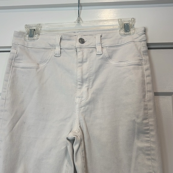 American Eagle White distressed super hi rise jegging  Jeans size 8 regular. - Picture 2 of 10